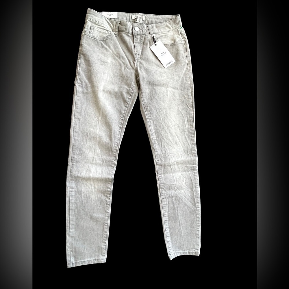 𝅺Forever 21 Low Rise Ankle Women’s Jeans • NWT • Size: 28​